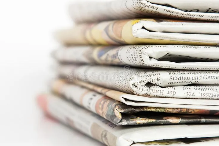 Pile de journaux — diversité des sources imprimées